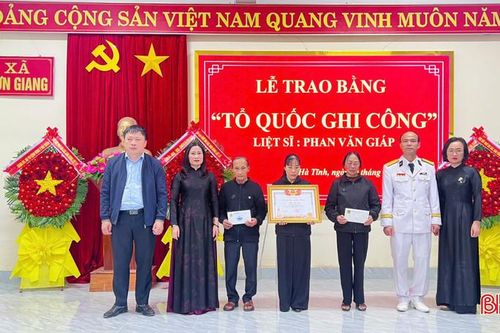 Trao bằng 'Tổ quốc ghi công' cho liệt sĩ Hà Tĩnh