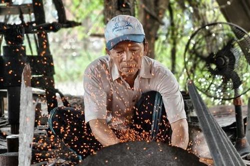 Làng nghề 300 năm tuổi ở Quảng Ngãi đỏ lửa những ngày cận Tết