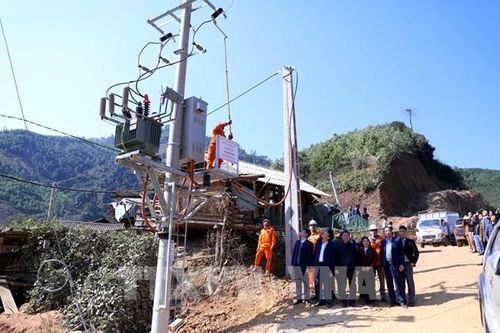 Hoàn thành đưa điện lưới về 5 bản vùng 'lõm điện' miền Tây Nghệ An