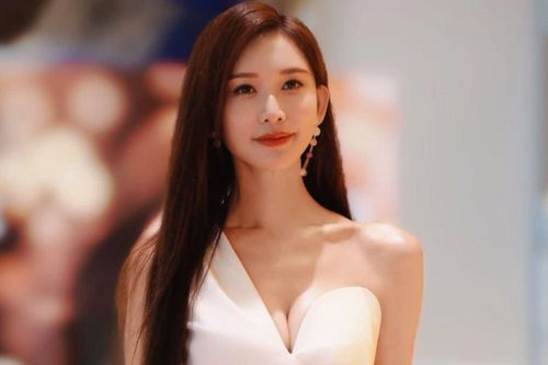 Nhan sắc của Lâm Chí Linh được khen trẻ trung như gái đôi mươi