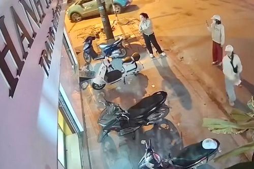 Ninh Bình: Công an xác minh 3 phụ nữ cắt tiền, rải gạo muối trước cửa hàng chụp ảnh