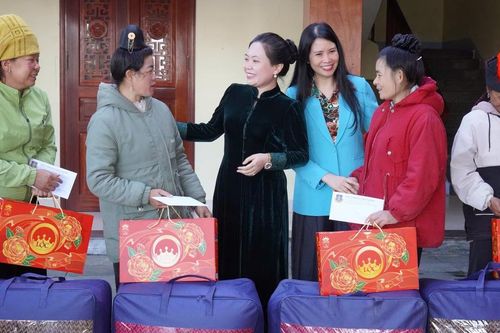 Hội LHPN Việt Nam trao 'Tết yêu thương' tại tỉnh Điện Biên