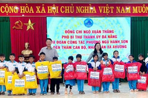 Phó Bí thư Thành ủy Đà Nẵng Ngô Xuân Thắng trao quà tại xã Avương