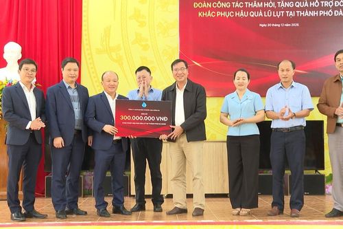 Bộ Dân tộc và Tôn giáo tặng quà đồng bào dân tộc thiểu số xã Trà Tân
