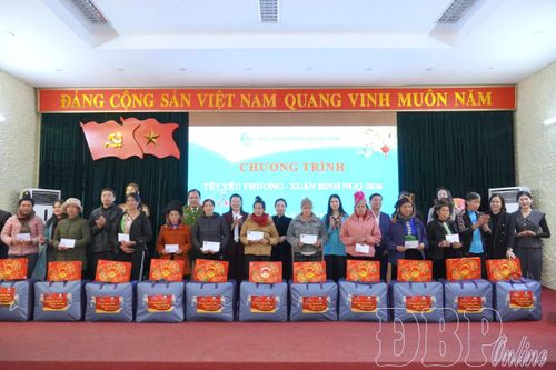 Phó Chủ tịch Hội LHPN Việt Nam trao nhiều phần quà tặng phụ nữ hoàn cảnh khó khăn Điện Biên