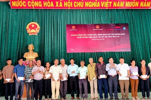 Bộ Dân tộc và Tôn giáo tặng quà cho người dân phía Tây tỉnh
