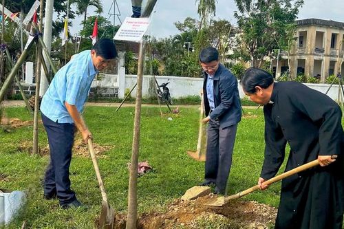 Triển khai mô hình điểm về bảo vệ môi trường tại giáo xứ Kim Châu