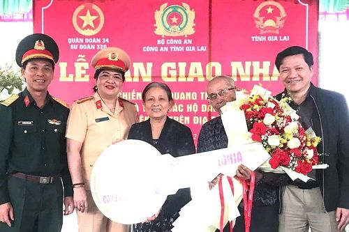 Bàn giao nhà được xây dựng theo 'Chiến dịch Quang Trung' tại xã Tuy Phước Bắc