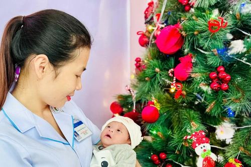 Xung quanh việc nhận nuôi bé gái bị vùi lấp ở rừng cao su xã Ia Mơ: Cần minh bạch thông tin