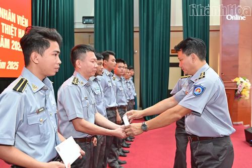 Chi đội Kiểm ngư số 4 trao kinh phí hỗ trợ cán bộ, nhân viên bị thiệt hại do mưa lũ