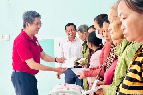 Trao 100 suất quà cho người dân xã Diên Lạc