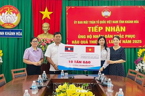 Tỉnh Khammoune trao tặng 10 tấn gạo hỗ trợ tỉnh Khánh Hòa khắc phục hậu quả mưa lũ