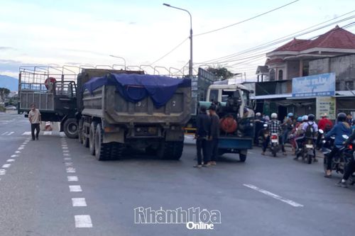 Va chạm giữa 2 xe tải trên Quốc lộ 1