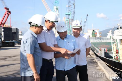 Sớm gỡ vướng để nâng cấp cảng Cam Ranh