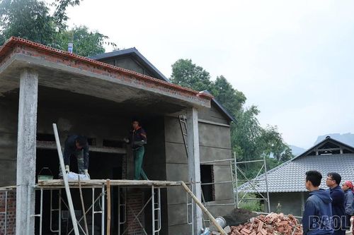 Xã Dương Quỳ dồn lực đẩy nhanh tiến độ làm nhà cho người dân vùng lũ