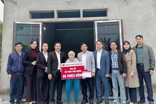 Xã Thác Bà: Trao kinh phí hỗ trợ xây dựng nhà ở cho hộ nghèo