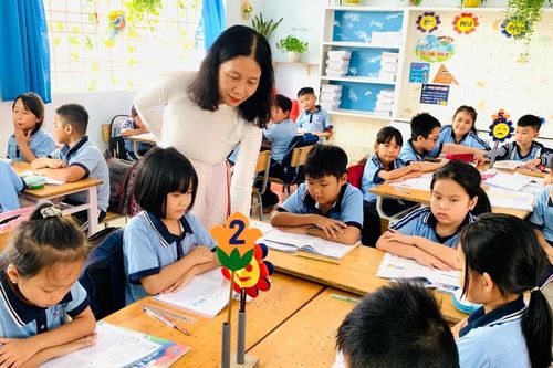 Cô giáo có nhiều sáng kiến trong giảng dạy