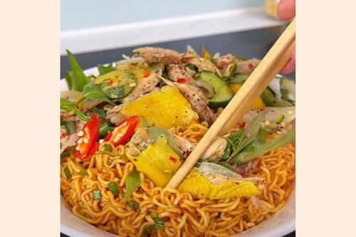 Cách làm mì trộn gà xé sốt đậm đà dai giòn đổi vị cho cả gia đình