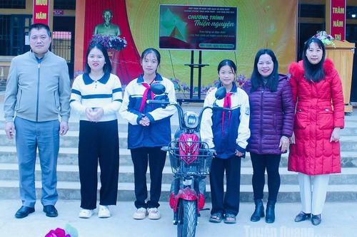 Trao hỗ trợ cho trẻ em có hoàn cảnh khó khăn