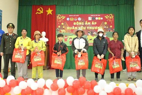 Sẻ chia yêu thương với người kém may mắn