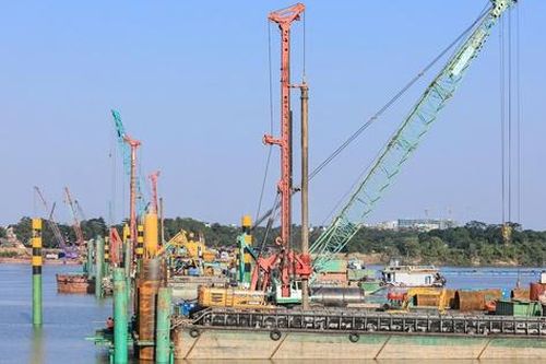 Nhộn nhịp công trường cầu Trần Hưng Đạo vượt sông Hồng những ngày cuối năm