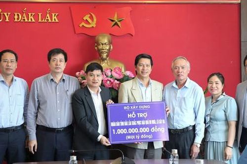 Bộ Xây dựng trao 1 tỷ đồng giúp Đắk Lắk khắc phục hậu quả mưa lũ