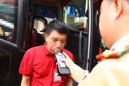 CSGT Hà Nội vào bến xe kiểm tra nồng độ cồn, nhắc tài xế ô tô khách không vi phạm dịp Tết