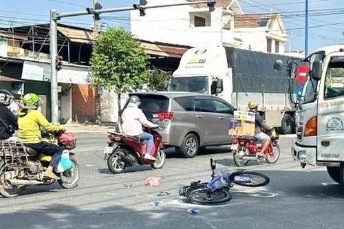 Bản tin TNGT 30/12: Người đàn ông đi xe đạp tử vong sau va chạm với xe ben ở TP.HCM