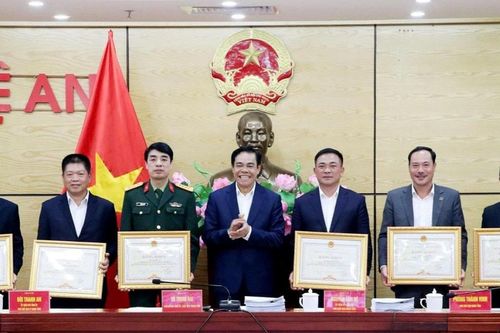 Nghệ An: Tặng Bằng khen cho 14 tập thể, cá nhân có thành tích xuất sắc trong công tác cấp điện