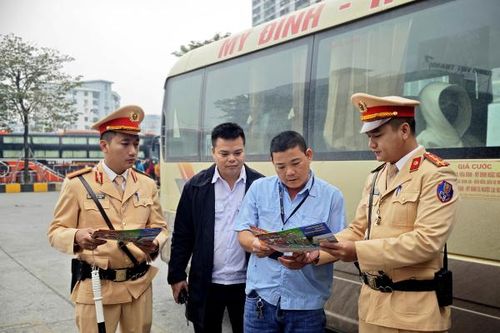 Cận Tết dương lịch, CSGT Hà Nội tăng cường kiểm tra xử lý xe khách vi phạm