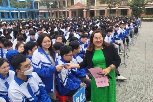 Tuyên truyền về thân thế, sự nghiệp của nhân vật lịch sử Nùng Trí Cao cho hơn 2.300 học sinh