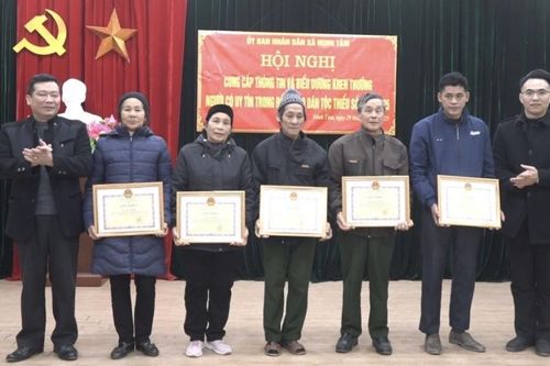 Xã Minh Tâm khen thưởng 6 người có uy tín trong đồng bào dân tộc thiểu số