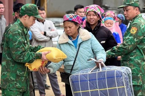 Tặng 422 suất quà an sinh xã hội tại xã Cốc Pàng