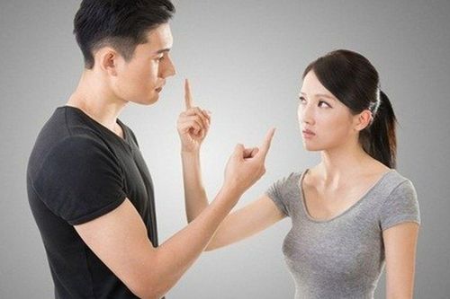 Bị vợ bỏ vì mải mê thả tim ảnh phụ nữ khác trên mạng