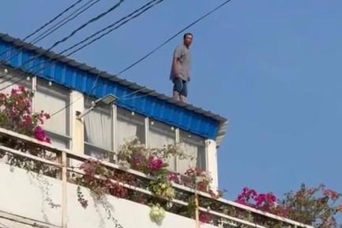 Giải cứu thành công người đàn ông nghi ngáo đá 'cố thủ' trên mái nhà