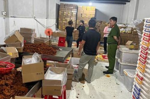Công an TPHCM kiểm tra, phát hiện và tiêu hủy hơn 30 tấn thịt heo, bò, dồi trường, trứng gà non… trôi nổi