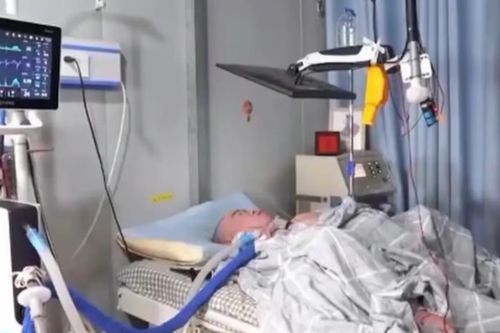 Chàng trai bại liệt sống nhờ máy thở, chỉ dùng 1 ngón tay tạo nên điều thần kỳ