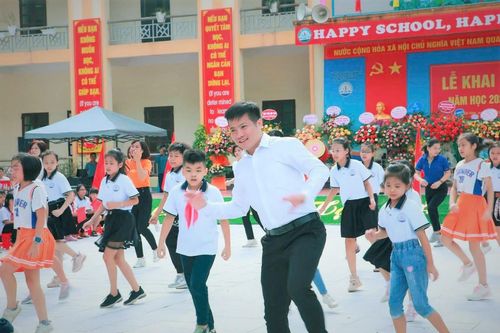 Hai kỷ lục Việt Nam và triết lý trường học hạnh phúc của thầy hiệu trưởng