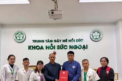 Thăm hỏi, chia sẻ với các nạn nhân trong vụ tai nạn ở Lào Cai