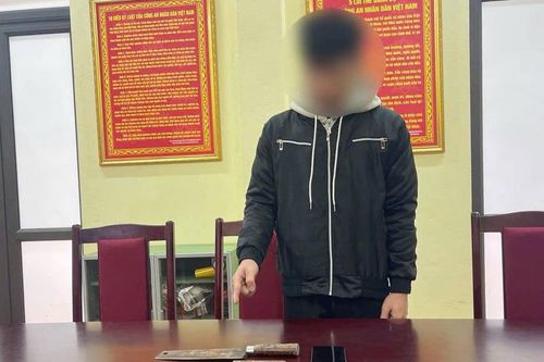Lào Cai: Dùng dao đe dọa cướp điện thoại, nam sinh lớp 12 bị khởi tố