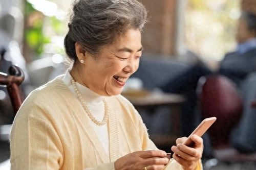 Không sống cùng con, không chờ chu cấp: Tuổi già an vui của cụ bà U75