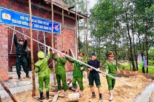 'Chạy nước rút' dựng nhà cho người dân sau lũ