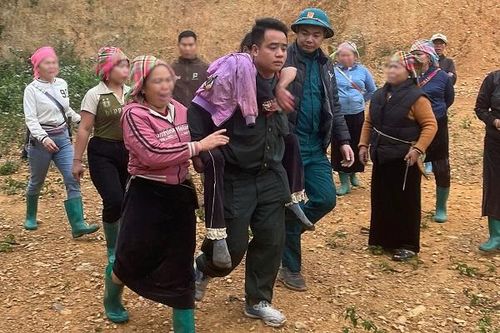 Xuyên đêm băng rừng, Công an xã Khoen On kịp thời cứu người dân bị nạn nguy kịch trong rừng sâu