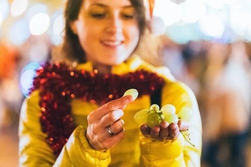 Ăn 12 trái nho đêm Giao thừa: Nho xanh hay nho tím mang lại nhiều may mắn?