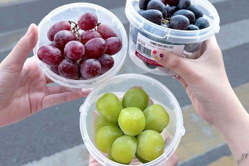 Siêu thị 'cháy hàng' combo 12 trái nho 'ước nguyện'