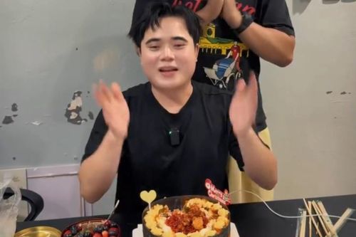 Bánh kem thành tựu 'chan nước mắt' của Bông Tím