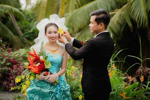 Cô dâu miền Tây tái hiện ảnh cưới bố mẹ 31 năm trước gây sốt