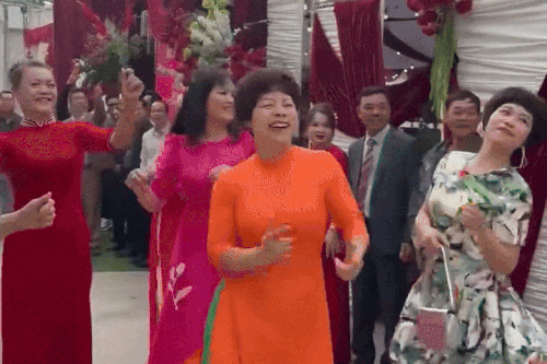 Đi đón dâu, gia đình Thanh Hóa 'quẩy' cùng thông gia gây sốt MXH