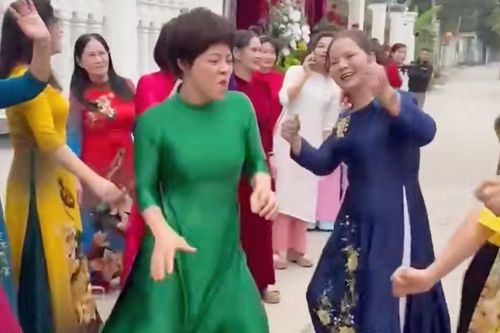 Bố mẹ, người thân cô dâu chú rể cùng 'quẩy' trong đám cưới gây bão mạng xã hội