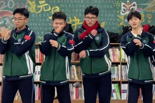 Video nhóm học sinh đi muộn nhảy cho cả lớp xem gây bão ở Trung Quốc